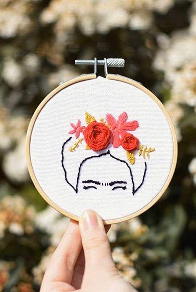 Broderie moderne du portrait de Frida Kahlo