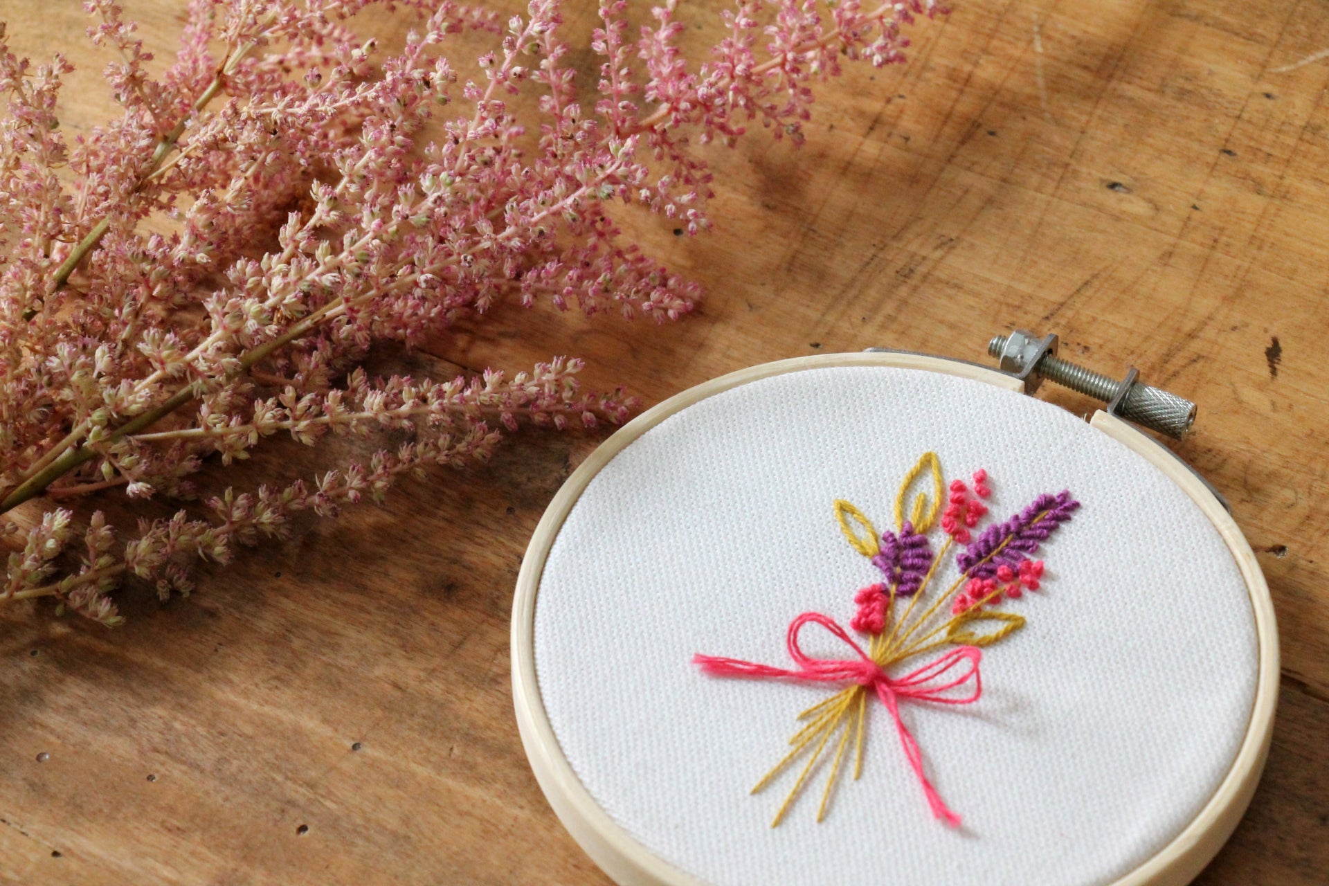 Kits créatifs fleurs & nature – Broderie, Macramé & Aquarelle | French Kits®
