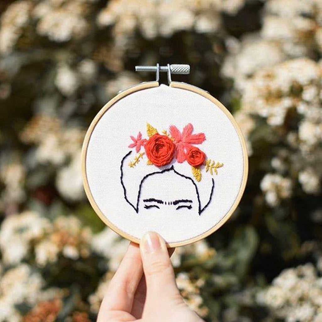 Broderie moderne du portrait de Frida Kahlo