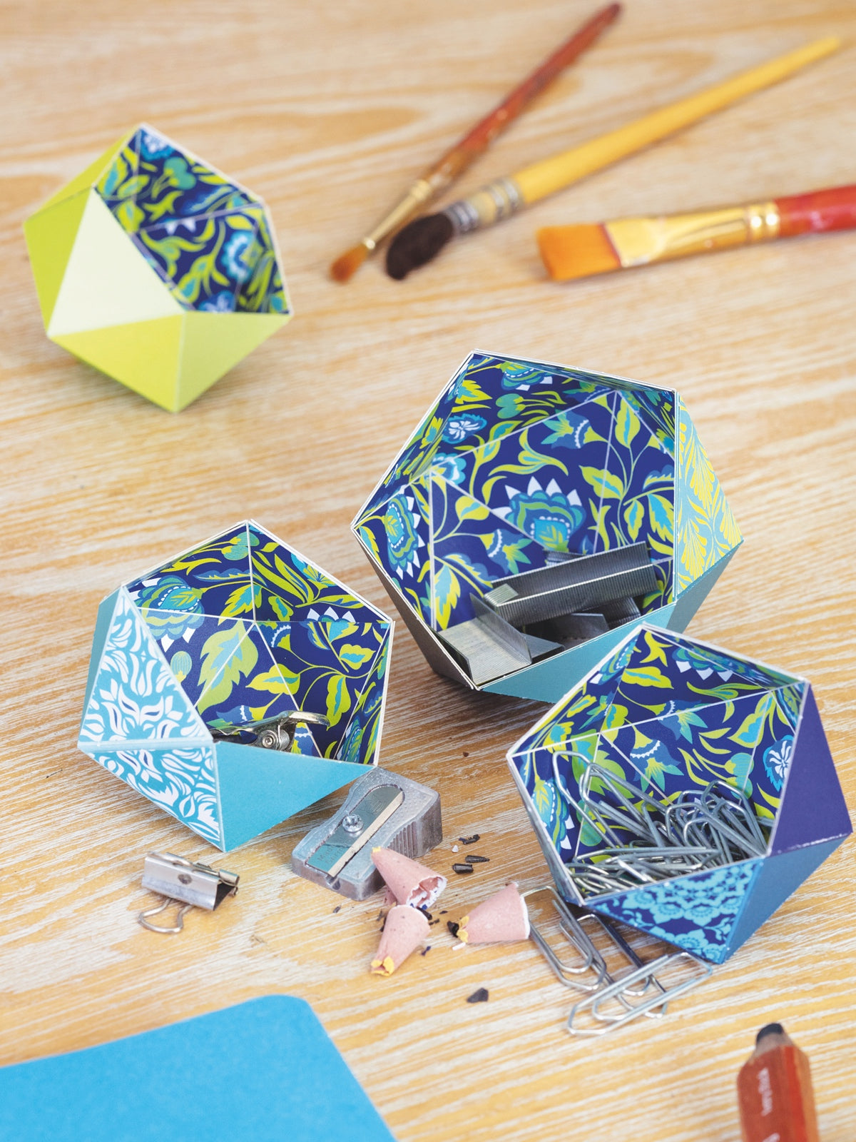 Kit to create 4 empty geometric paper pockets